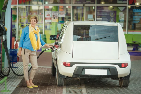 Vrouw bij een benzinestation — Stockfoto