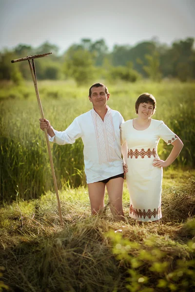 Mann und Frau auf dem Heuhaufen — Stockfoto