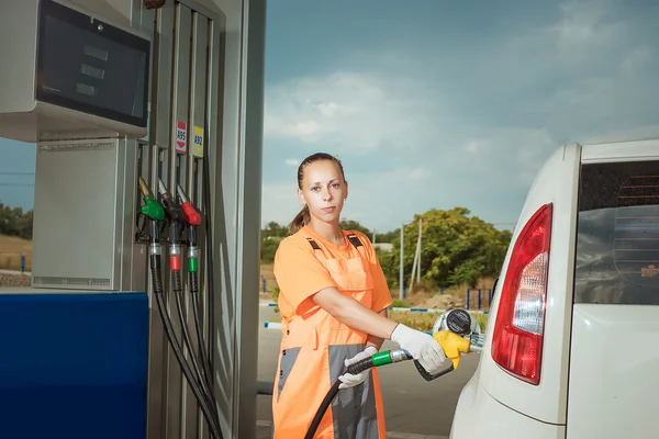 Dziewczyna pompowania oleju napędowego w do zbiornika. samochód wypełnienia z pompą gaon. Soline na stacji benzynowej. Gaz-stati — Zdjęcie stockowe