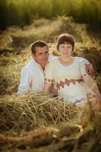 Мужчина и женщина на стоге сена — стоковое фото