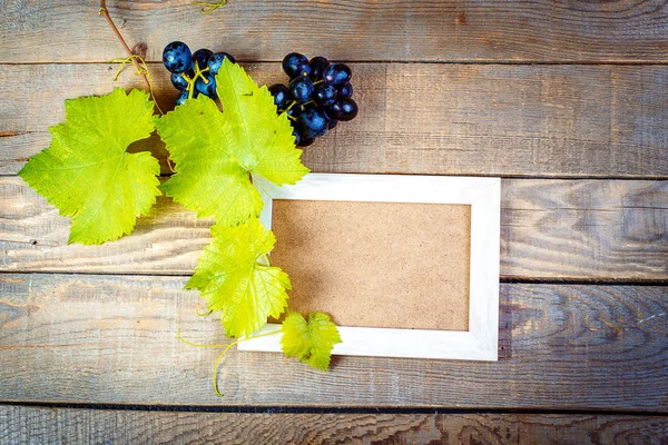 Marco de diseño con una vid y uvas rojas. fondo y textura —  Fotos de Stock