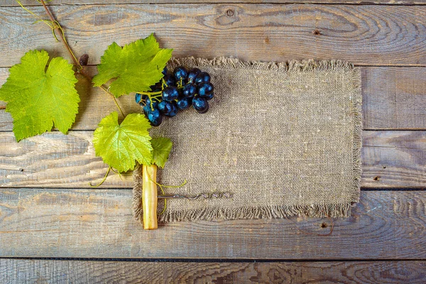 Marco de diseño con una vid y uvas rojas. fondo y textura —  Fotos de Stock