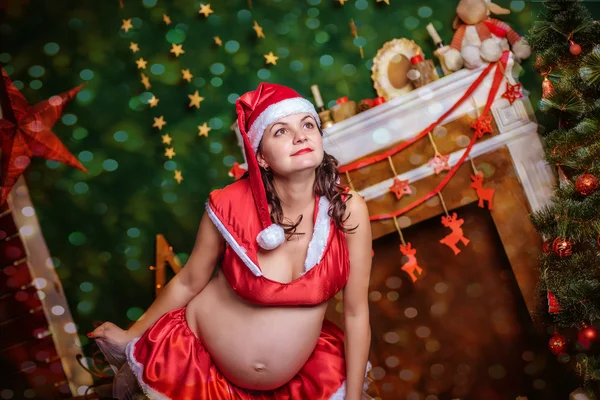 Festa di Natale donna incinta in cappello di Babbo Natale — Foto Stock