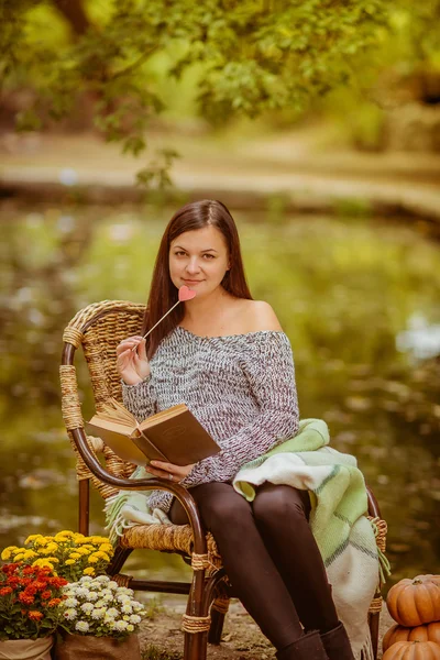 Femme enceinte lisant un livre en plein air — Photo