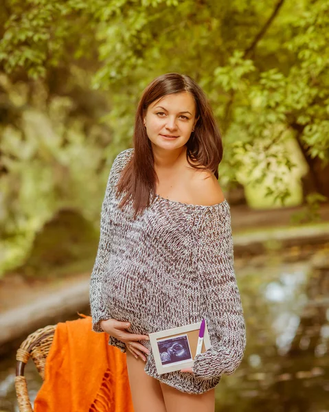 Kobieta w ciąży odkryty — Zdjęcie stockowe