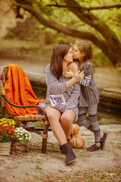 Parkta kızı rahatlatıcı ile hamile kadın — Stok fotoğraf