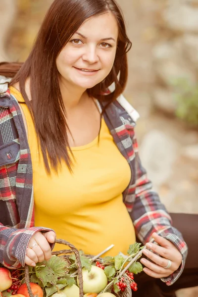 Pregnant woman outdoor — Stock Photo, Image