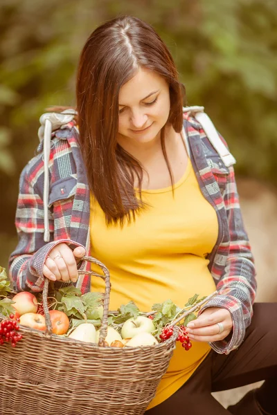 Zwangere vrouw buiten — Stockfoto