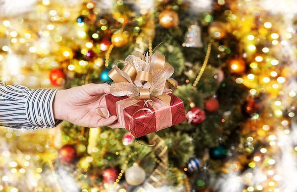 Karácsonyi ajándék. embernek ad egy új év ajándéka — Stock Fotó