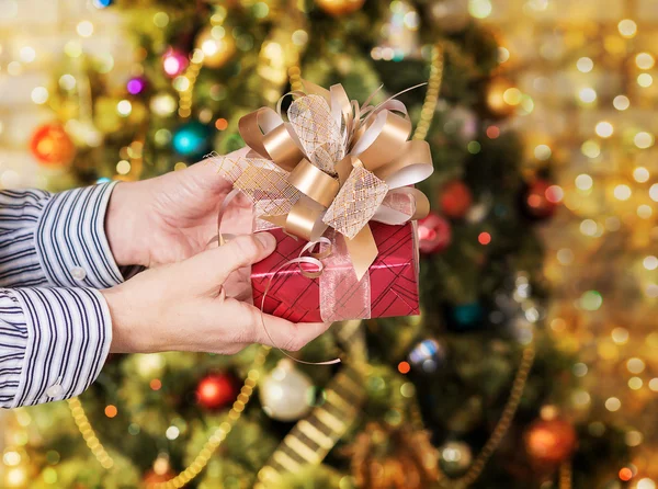 Christmas gift. man gives a New Year's gift — Stock Photo, Image