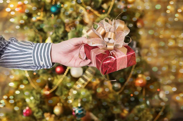 Cadeau de Noël. homme donne un cadeau de Nouvel An — Photo