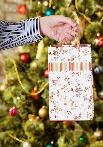 Weihnachtsgeschenk. Mann macht Neujahrsgeschenk — Stockfoto