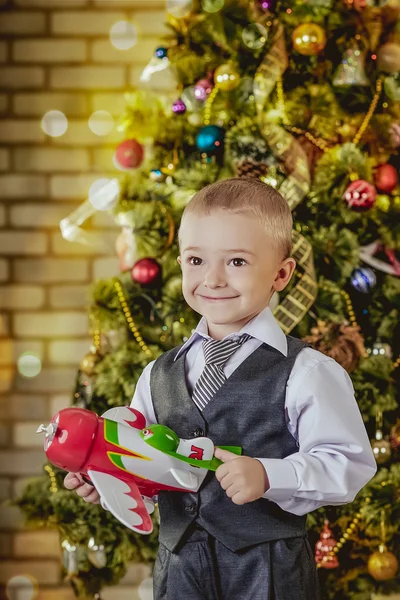 Garçon dans un chapeau de Père Noël avec un cadeau — Photo