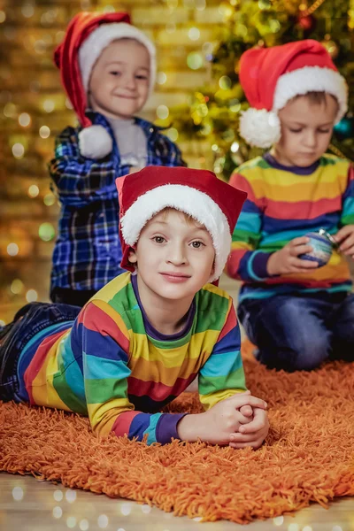 Meninos em um chapéu de Santa — Fotografia de Stock