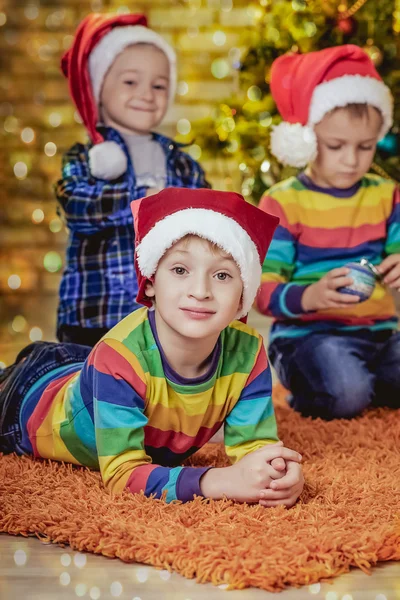 Ragazzi in un cappello di Babbo Natale — Foto Stock