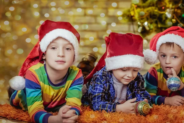 Çocuklar Santa şapka içinde — Stok fotoğraf