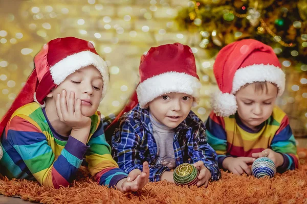 Çocuklar Santa şapka içinde — Stok fotoğraf