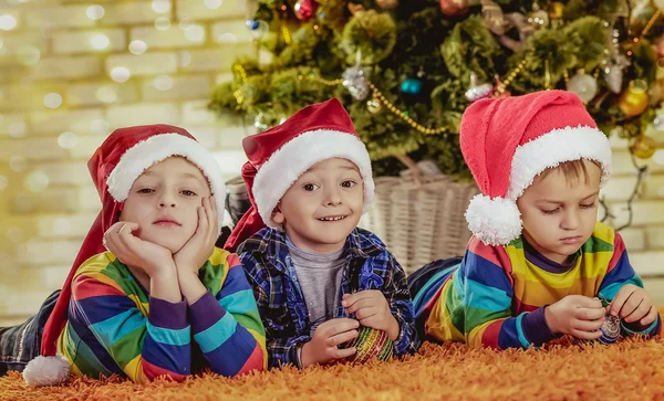 Meninos em um chapéu de Santa — Fotografia de Stock