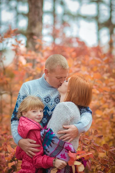 Jeune famille heureuse à l'extérieur . — Photo