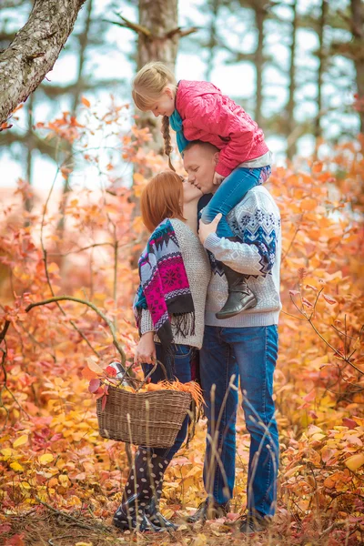 Young happy family outdoors. — Stock Photo, Image