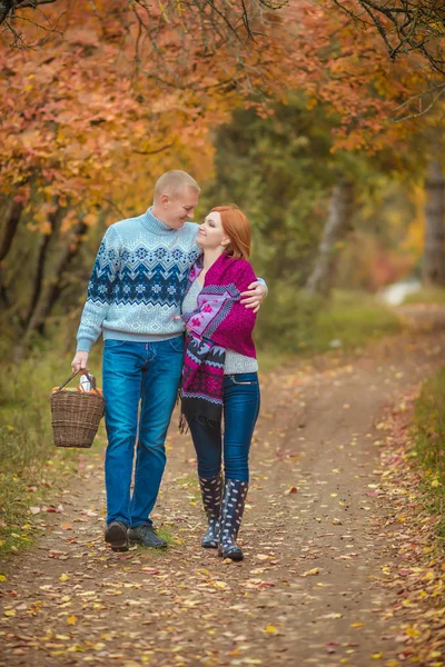 Jeune couple heureux à l'extérieur . — Photo