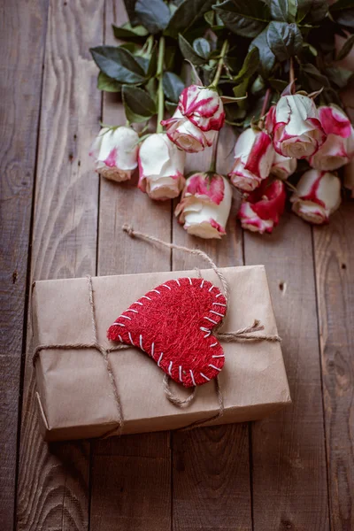 Gift for Valentine's Day, and a bouquet of roses.  handmade — Stock Photo, Image