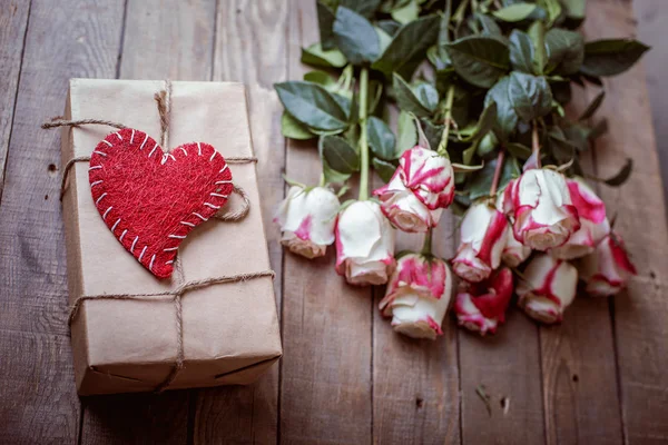 Geschenk zum Valentinstag und ein Strauß Rosen. handgefertigt — Stockfoto