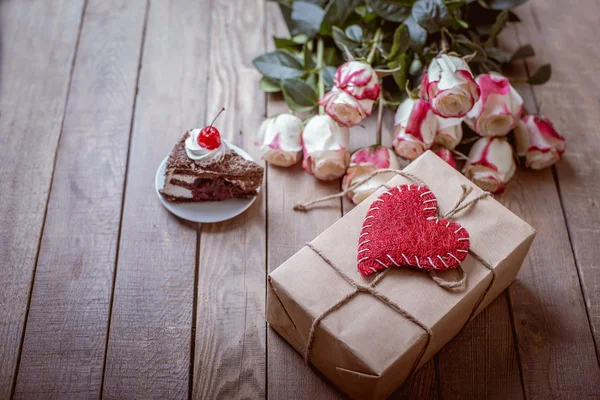 Geschenk zum Valentinstag und ein Strauß Rosen. handgefertigt — Stockfoto