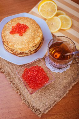 Kırmızı havyar ve çay ile Pancakes