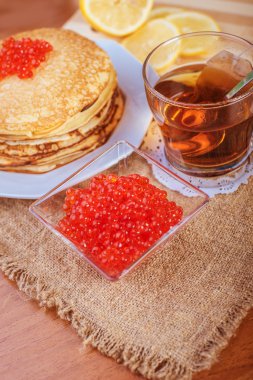 Kırmızı havyar ve çay ile Pancakes