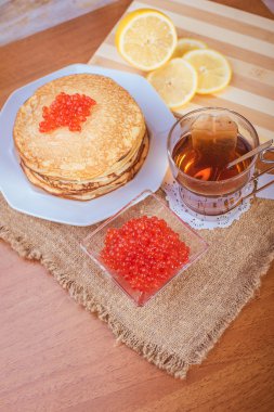 Kırmızı havyar ve çay ile Pancakes