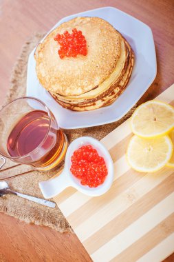 Kırmızı havyar ve çay ile Pancakes