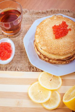Kırmızı havyar ve çay ile Pancakes