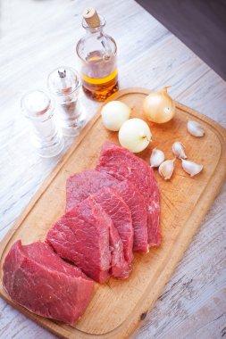 Ahşap zemin üzerine sığır eti biftek