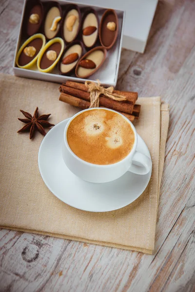 チョコレート菓子とシナモン コーヒー — ストック写真