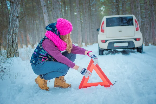 Κατανομή αυτοκίνητο χειμώνα - γυναίκα προσπαθώ επισκευάζω κινητήρα — Φωτογραφία Αρχείου