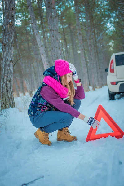 Zimní auto členění - žena se snaží opravit motor — Stock fotografie