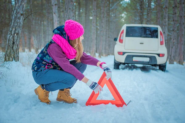 Zimní auto členění - žena se snaží opravit motor — Stock fotografie
