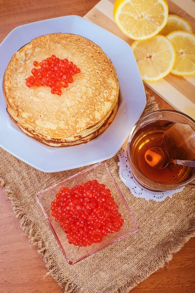 Palacsinta piros kaviár és egy csésze tea — Stock Fotó
