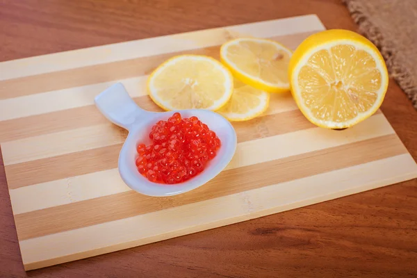 Caviar vermelho com limão — Fotografia de Stock