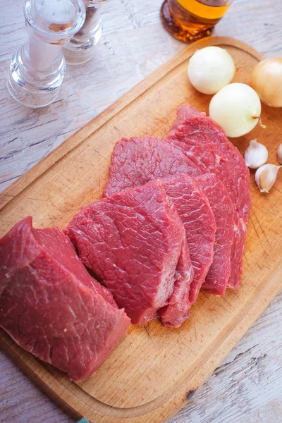 Ahşap zemin üzerine sığır eti biftek — Stok fotoğraf