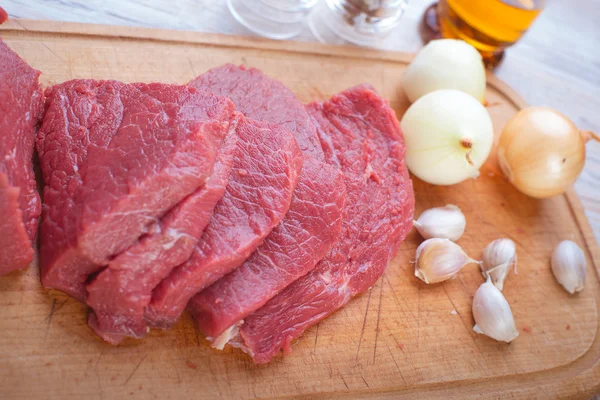 Bife de carne no fundo de madeira — Fotografia de Stock