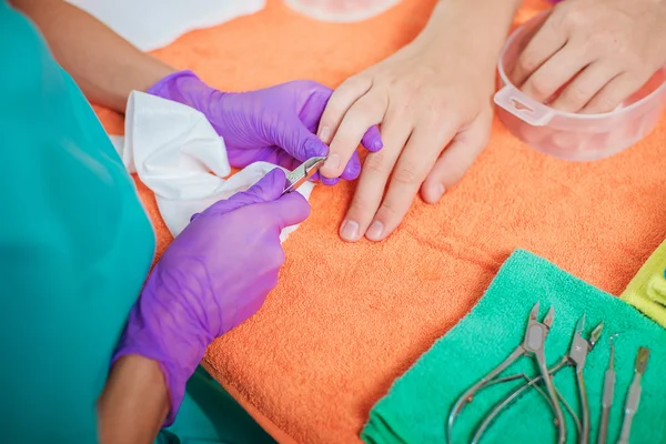 Manicure maschile in un salone di bellezza — Foto Stock