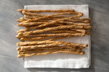 Susamlı ekmek çubukları. Seçici odak