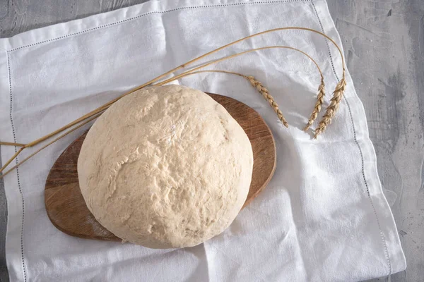 Ekmek ya da pizza pişirmek için taze hamur hazır. Üst görünüm.