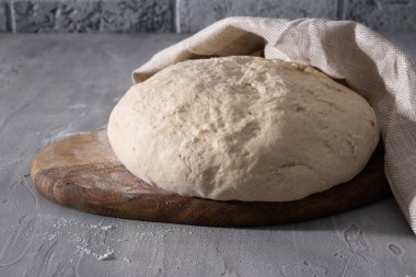 Tahtada ekmek ya da pizza pişirmek için Hamur..