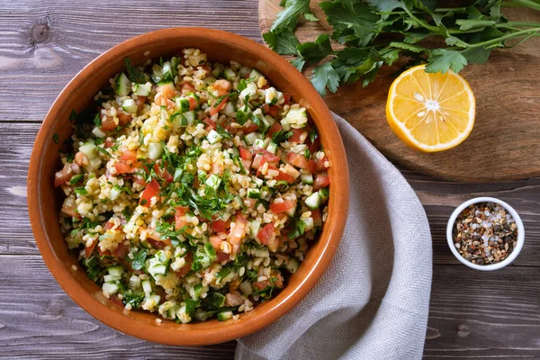 Sałatka Tabouli lub Tabule, Tabbouleh - prosta sałatka śródziemnomorska z warzywami i bulwą. — Zdjęcie stockowe