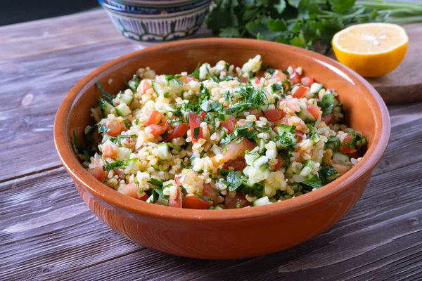 Tabouli Salatası veya Tabule, Tabbouleh - sebzeli ve bulgurlu basit Akdeniz salatası.