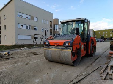 - Asfalt işleri ve yol tamiri için ağır titreşim silindiri. Yol silindiri. Kazı, inşaat, asfalt kaldırım işleri. Modern inşaat malzemeleri. Belgrad, Sırbistan, 18 Ekim 2020.
