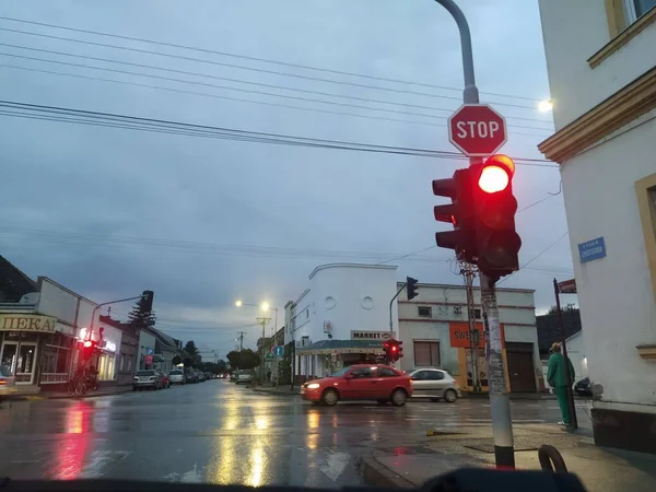 Rua Com Semáforos Placas Trânsito Vermelho Num Semáforo Carros Param — Fotografia de Stock